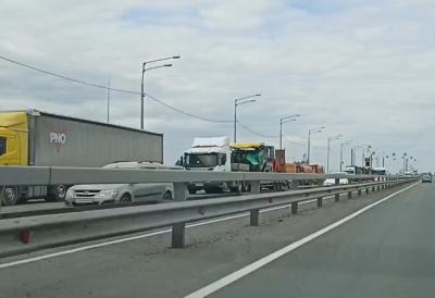 Возле Солотчинского моста встали большегрузы