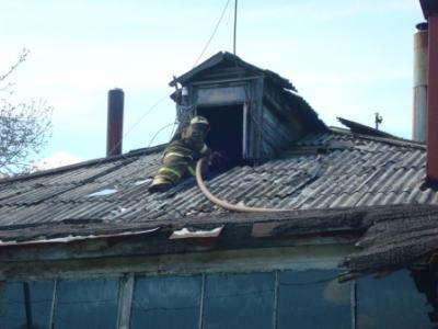 На пожаре в посёлке Элеватор пострадали два человека