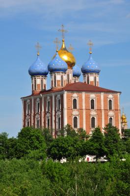 Начались богослужения в Успенском кафедральном соборе