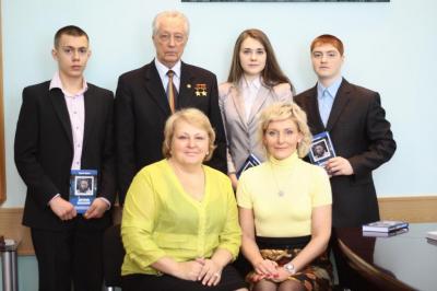 Владимир Аксёнов вручил рязанским школьникам свои книги