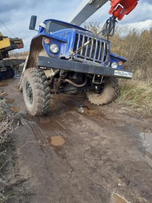 В Полянах автокран съехал в канаву