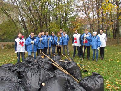 Рязанские единороссы организовали субботник в центре помощи детям и подросткам