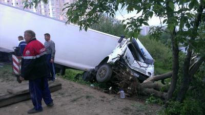 В Рязани припаркованная фура оказалась в пруду