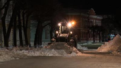 Всю ночь на улицах Рязани убирали снег