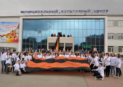 Рязанцы устроили флешмоб с 30-метровой георгиевской ленточкой