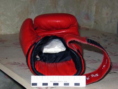 Рязанский таксист прятал наркотики в боксёрской перчатке