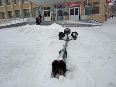 На улице Почтовой упал фонарный столб