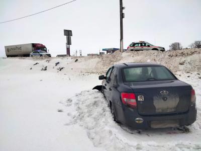 В Александро-Невском районе Lada Granta слетела в кювет, пострадала девочка