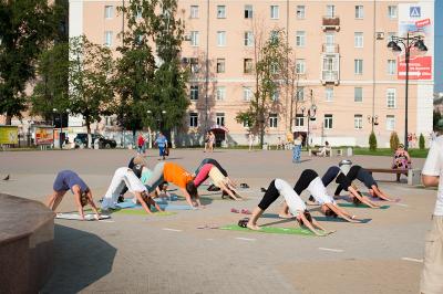 Рязанцы занялись йогой на площади Победы