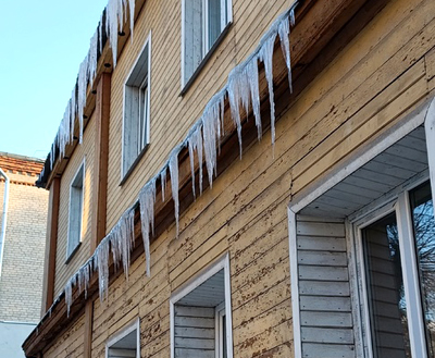 Рязанцам напомнили об опасных сосульках