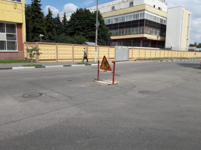 Провал асфальта в центре Рязани заделали щебнем