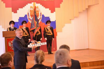 Олег Ковалёв подарил ветерану органов внутренних дел автомобиль