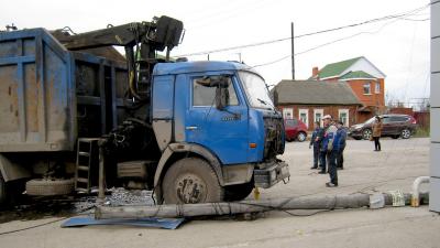 В Скопине мусоровоз не разъехался с иномаркой