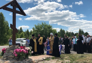 Митрополит Марк освятил поклонный крест в спасском селе