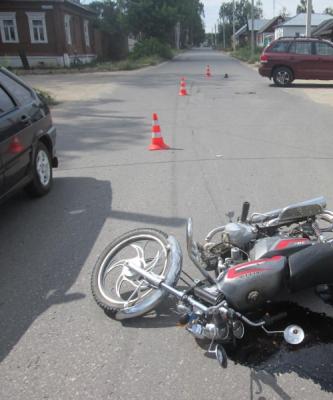 В Спасске иномарка не уступила дорогу мопеду