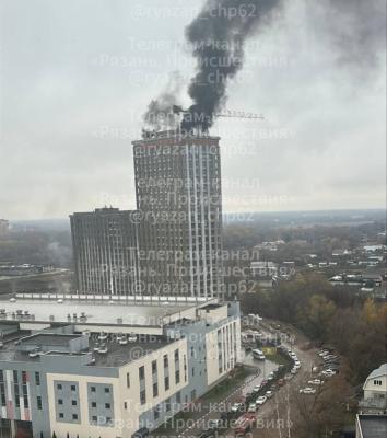 Возле Академии единоборств Рязани загорелась новостройка