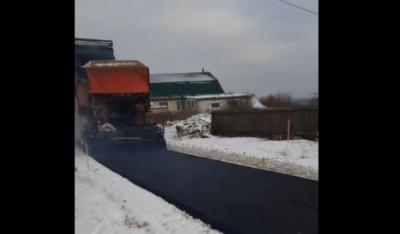 ОНФ просит проверить подрядчика, укладывающего асфальт в снег близ Сасово