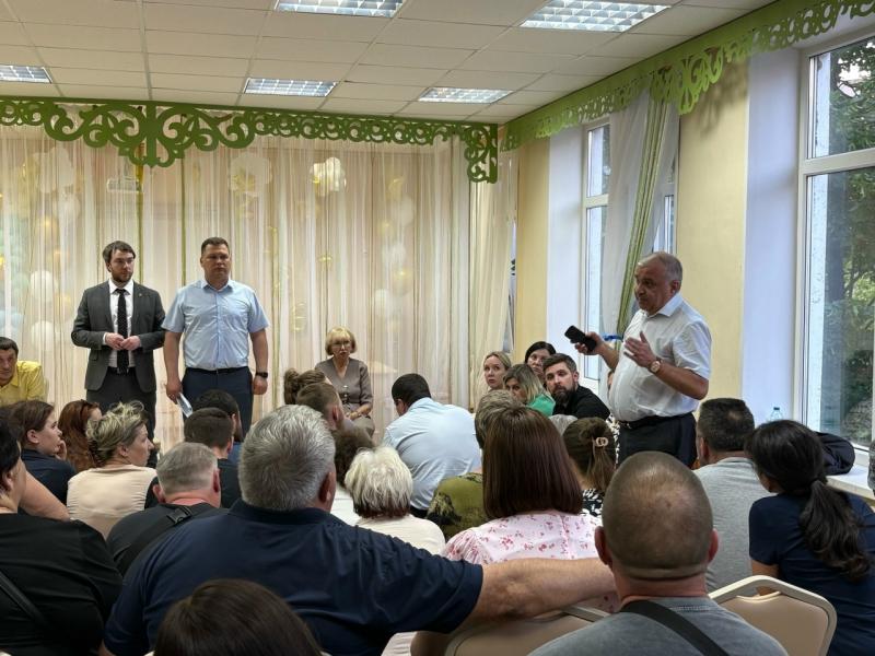 Мэр Рязани встретился с жителями дома, повреждённого при атаке БПЛА