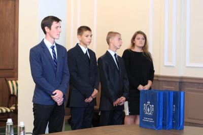 Трое отважных подростков из Новомичуринска получили награды за спасение жизни