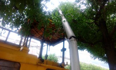 Сломавшийся на улице Ленина столб остановил движение троллейбусов