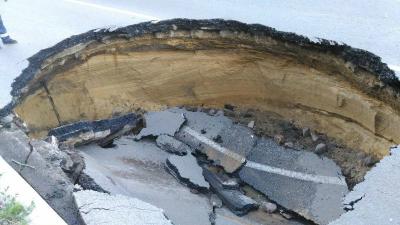 Провал асфальта на Кремлёвском валу устранят через три недели