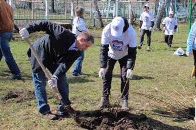 Аркадий Фомин взялся за лопату