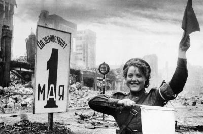 Рязанцев приглашают на выставку легендарного советского фотографа Евгения Халдея