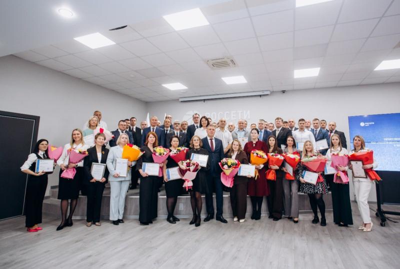 В «Рязаньэнерго» в День энергетика наградили лучших сотрудников