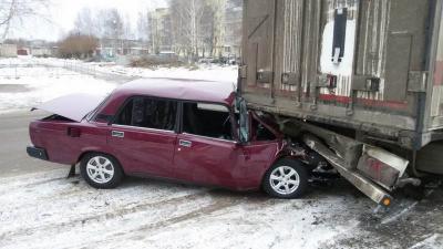 В Сасово «семёрка» влетела под фуру