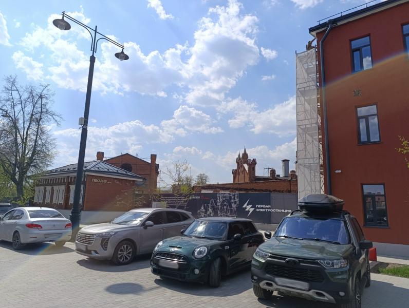 Пространство у Дома молодёжи в Рязани превратилось в парковку
