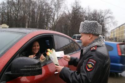 Сотрудники Госавтоинспекции вручили цветы рязанским автоледи