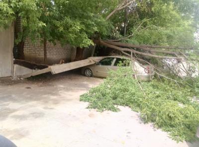 В Рязани иномарку придавило бетонным забором