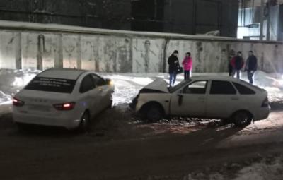 В центре Рязани столкнулись Lada Vesta и Lada Priora