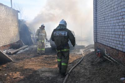 Рано утром на улице Гагарина Рязани загорелся дом