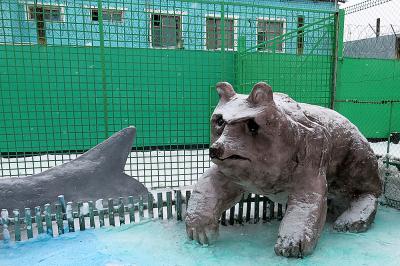 Заключённые рязанской ИК-1 слепили из снега сказочных персонажей