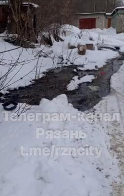 В Рязани засняли стекающие в пруд нечистоты