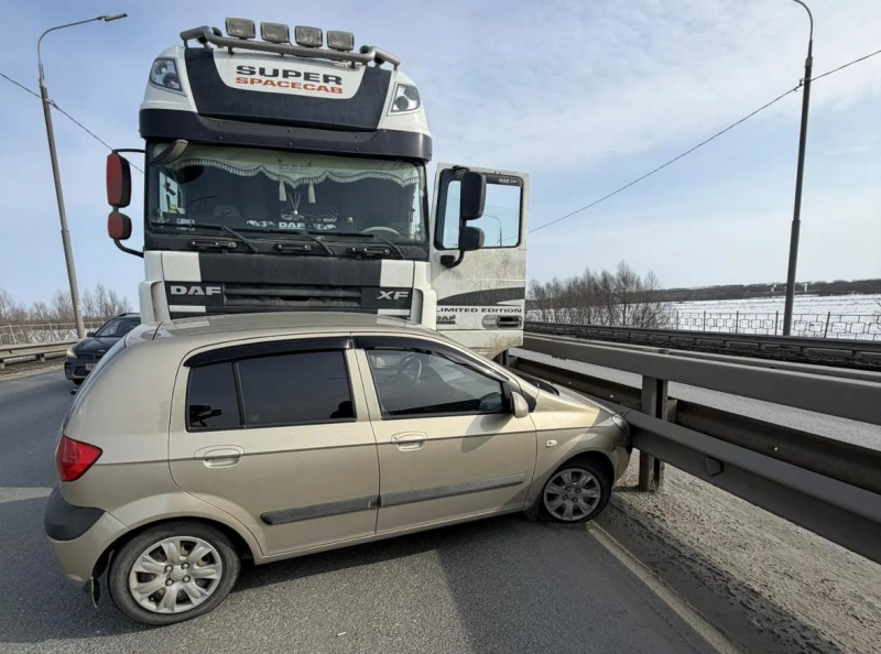 На Северном обходе Рязани фура столкнулась с легковушкой