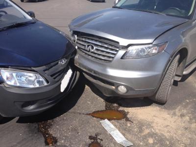 Infiniti врезался в «Ладу-Гранту» в Рязани