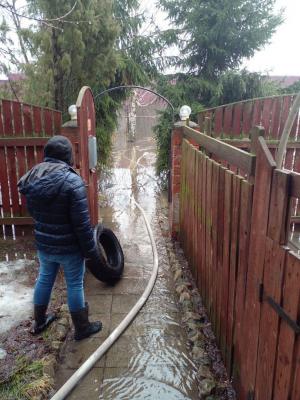 Городские службы откачивают воду из жилых домов в Дягилево в Рязани