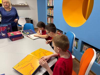 РЭСК подарила специализированные книги для слабовидящих детей