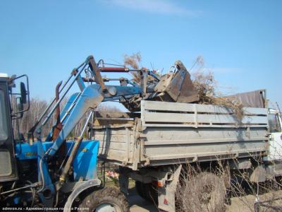 С кладбищ Рязани вывезли 120 кубометров мусора