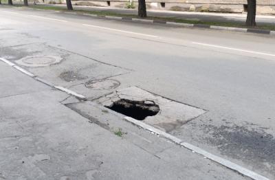 На улице Свободы в Рязани провалился асфальт