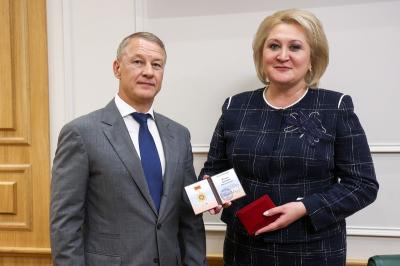 Аркадия Фомина наградили за заслуги в развитии парламентаризма