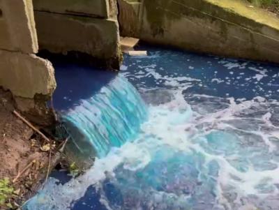 В посиневшем ручье Быстрей в Рязани нашли превышение нефтепродуктов